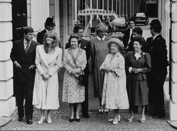 Le prince Andrew, Sarah Ferguson, la reine Elizabeth, la Reine Mère, la princesse Margaret, le prince Charles et Diana devant Clarence House en 1986.