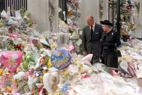 La reine Elizabeth et son mari le prince Philip devant le palais de Buckingham avant les funérailles de Diana en 1997.