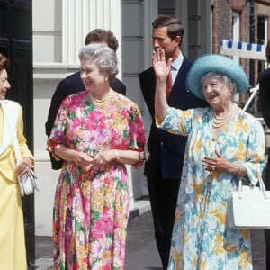 La princesse Margaret, la reine Elizabeth, la Reine Mère, Diana et son fils le prince Harry en 1992.