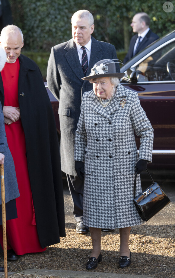La reine Elizabeth II et le prince Andrew, duc d'York, à leur arrivée au service dominical en l'église St Mary the Virgin à Hillington. Le 19 janvier 2020