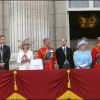 Le prince William, Camilla et le prince Charles, le prince Edward, la reine Elizabeth, le prince Philip et le prince Andrew au balcon de Buckingham lors de la parade Trooping The Colour en 2005.