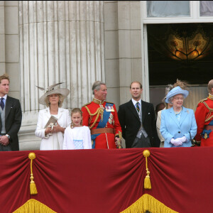 Le prince William, Camilla et le prince Charles, le prince Edward, la reine Elizabeth, le prince Philip et le prince Andrew au balcon de Buckingham lors de la parade Trooping The Colour en 2005.