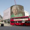 Le message d'espoir de la reine Elizabeth II, extrait de son dernier discours, s'affichant sur le panneau géant de Piccadilly Circus. Cette célèbre place est désertée pendant le confinement à Londres. Le 9 avril 2020.