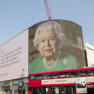 Le message d'espoir de la reine Elizabeth II, extrait de son dernier discours, s'affichant sur le panneau géant de Piccadilly Circus. Cette célèbre place est désertée pendant le confinement à Londres. Le 9 avril 2020.