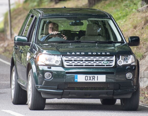 Le prince Philip, duc d'Edimbourg, sort en voiture du Château de Balmoral le jour du 20ème anniversaire de la mort de la princesse Lady Di. Balmoral, le 31 août 2017. En janvier 2019, après avoir été impliqué dans un accident de voiture à 97 ans, il rend son permis de conduire.