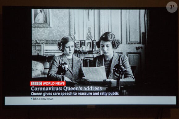 Extrait du discours télévisé d'Elizabeth II en pleine crise du coronavirus, le 5 avril 2020 sur la BBC. Ici, La reine et sa soeur Margaret donnant un discours à la radio en 1940.