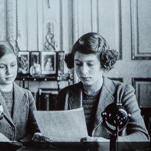 Extrait du discours télévisé d'Elizabeth II en pleine crise du coronavirus, le 5 avril 2020 sur la BBC. Ici, La reine et sa soeur Margaret donnant un discours à la radio en 1940.