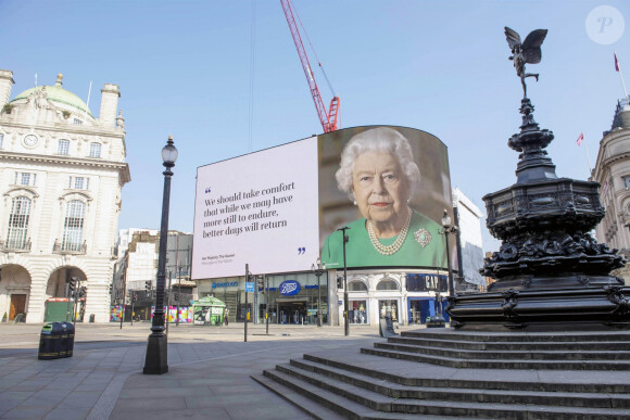 "Des jours meilleurs reviendront" est en substance le message d'espoir de la reine Elizabeth II, extrait de son dernier discours, s'affichant sur le panneau géant de Piccadilly Circus. Cette célèbre place est désertée pendant le confinement à Londres. Le 9 avril 2020.