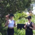 Exclusif - Reese Witherspoon et sa fille Ava Elizabeth Phillippe font leur jogging dans leur quartier résidentiel Los Angeles,le 11 avril 2020.