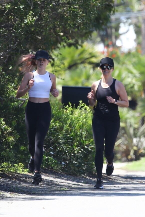 Exclusif - Reese Witherspoon et sa fille Ava Elizabeth Phillippe font leur jogging dans leur quartier résidentiel Los Angeles,le 11 avril 2020.