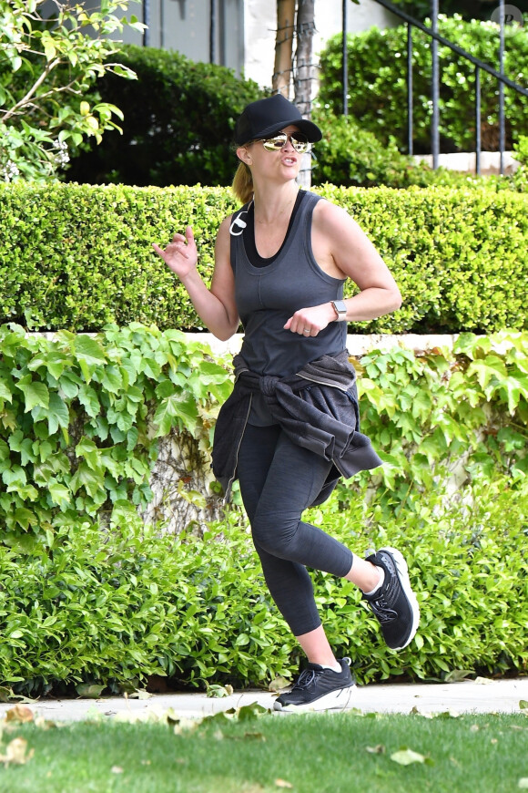 Reese Whiterspoon fait du jogging pour entretenir sa forme pendant le confinement à Los Angeles, dû au coronavirus (Covid-19), le 7 avril 2020.