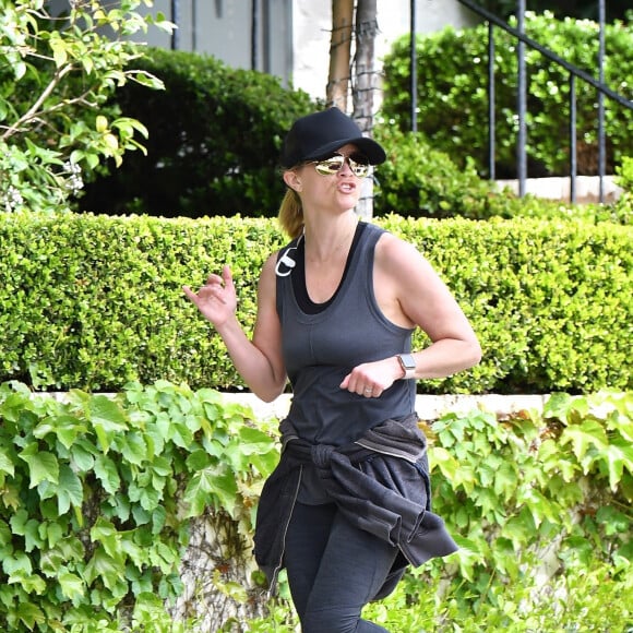 Reese Whiterspoon fait du jogging pour entretenir sa forme pendant le confinement à Los Angeles, dû au coronavirus (Covid-19), le 7 avril 2020.