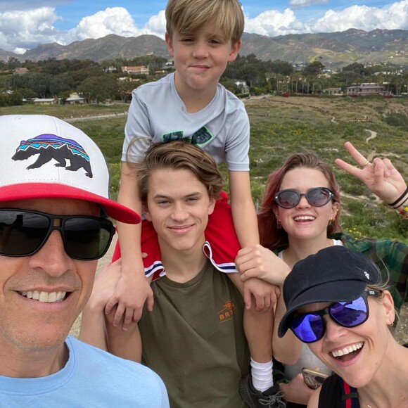 Reese Witherspoon en famille sur Instagram pour ses 44 ans, le 22 mars 2020.
