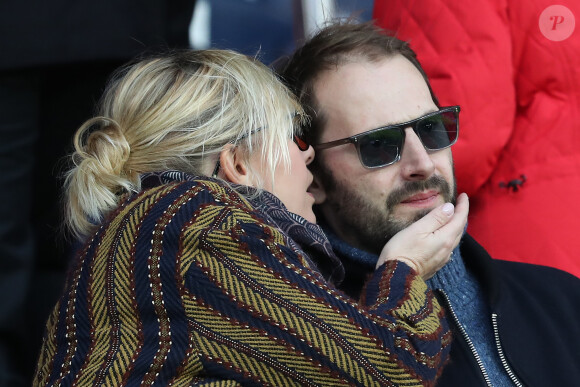Flavie Flament et son compagnon Vladimir - Célébrités dans les tribunes du parc des princes lors du match de football de ligue 1, Paris Saint-Germain (PSG) contre FC Nantes à Paris, France, le 18 novembre 2017.
