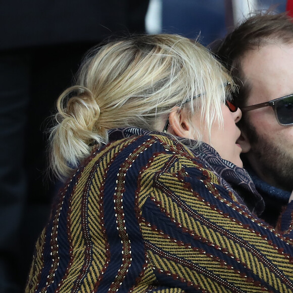Flavie Flament et son compagnon Vladimir - Célébrités dans les tribunes du parc des princes lors du match de football de ligue 1, Paris Saint-Germain (PSG) contre FC Nantes à Paris, France, le 18 novembre 2017.