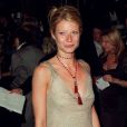 Gwyneth Paltrow assiste à la 72e édition des Oscars, vêtue d'une robe Calvin Klein. Los Angeles, le 27 mars 2000.