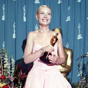 Gwyneth Paltrow assiste aux 71e Oscars, habillée d'une robe Ralph Lauren. Los Angeles, le 22 mars 1999.