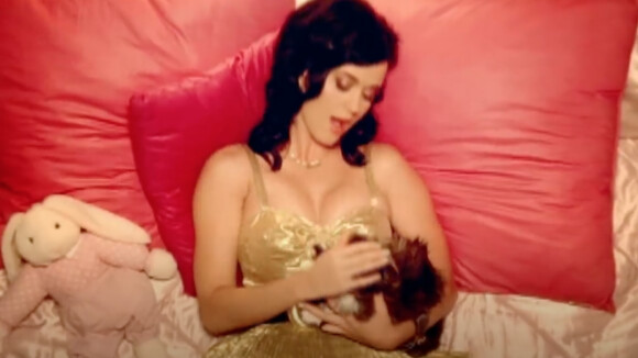 Katy Perry et son chat, Kitty, dans le clip d'I Kissed A Girl. Juin 2008.