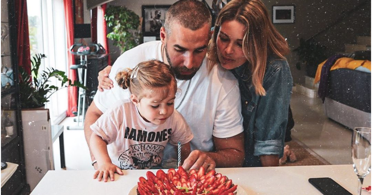 Luka Karabatic Sa fille Deva lui coupe les cheveux pour son anniversaire Purepeople Luka Karabatic Sa fille Deva lui coupe les cheveux pour son anniversaire Purepeople