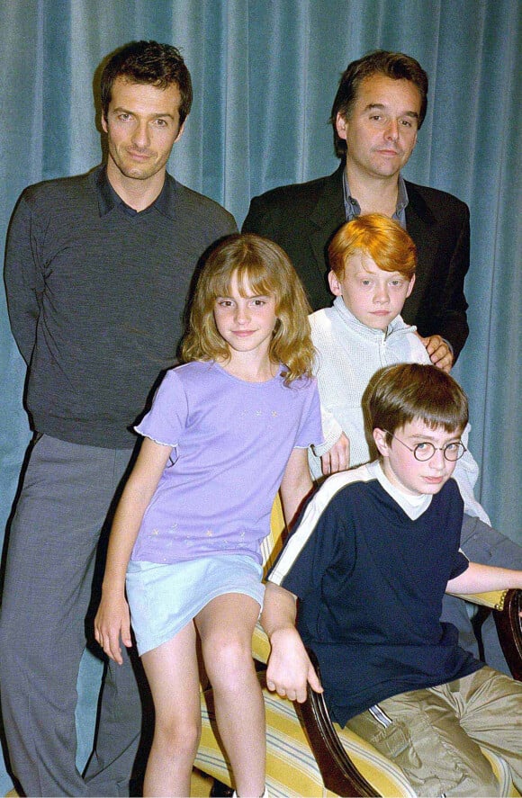 Emma Watson, Daniel Radcliffe, Rupert Grint, Chris Columbus et David Heyman lors d'une conférence de presse à Londres. Le 24 août 2000.