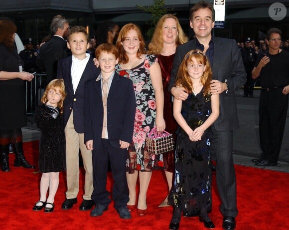 Chris Columbus, son épouse Monica Devereux et leurs enfants Eleanor, Brendan, Violet et Isabella - Première du film "Harry Potter et la chambre des secrets" au Ziegfeld Theatre, à New York. Le 10 novembre 2002. ©Nicolas Khayat/ABACA