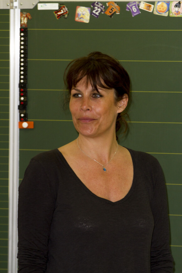 Exclusif - Astrid Veillon intervient à l'école "Bois de Boulogne" pour l'association "Lecture pour Tous" à Nice. Le 15 avril 2015