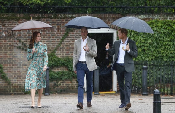 Catherine Kate Middleton,duchesse de Cambridge, Le prince William, duc de Cambridge et le prince Harry lors d'une promenade dans les jardins du palais de Kensington pour saluer la mémoire de Lady Diana à Londres le 30 août 2017.