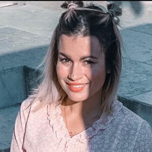Carla Moreau souriante sur Instagram, le 3 avril 2020