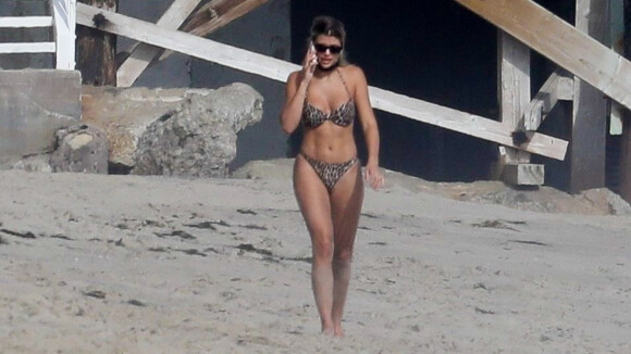 Sofia Richie : Grillée en bikini leopard à la plage avec Scott Disick