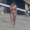 Exclusif - Sofia Richie - Alors que le confinement est imposé pour limiter la propagation de l'épidémie de Coronavirus (Covid-19) Sofia Richie bronze en bikini sur la plage de Malibu le 24 avril 2020.