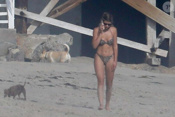 Exclusif - Sofia Richie - Alors que le confinement est imposé pour limiter la propagation de l'épidémie de Coronavirus (Covid-19) Sofia Richie bronze en bikini sur la plage de Malibu le 24 avril 2020.