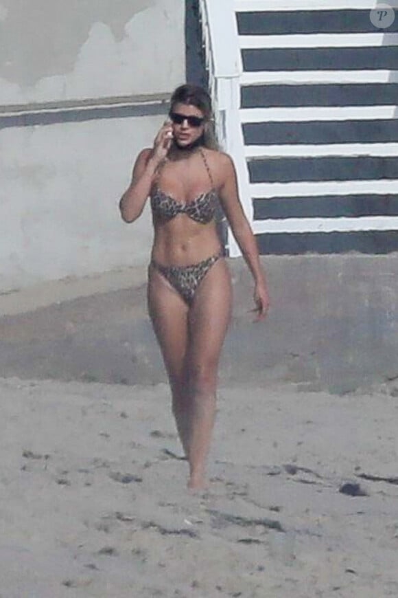 Exclusif - Sofia Richie - Alors que le confinement est imposé pour limiter la propagation de l'épidémie de Coronavirus (Covid-19) Sofia Richie bronze en bikini sur la plage de Malibu le 24 avril 2020.