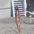 Exclusif - Sofia Richie - Alors que le confinement est imposé pour limiter la propagation de l'épidémie de Coronavirus (Covid-19) Sofia Richie bronze en bikini sur la plage de Malibu le 24 avril 2020.