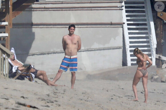 Exclusif - Sofia Richie - Alors que le confinement est imposé pour limiter la propagation de l'épidémie de Coronavirus (Covid-19) Sofia Richie bronze en bikini sur la plage de Malibu le 24 avril 2020.