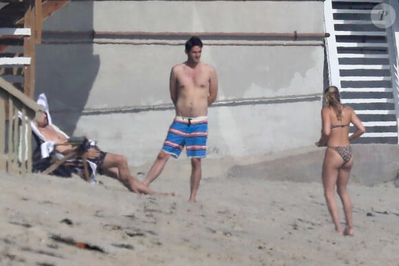 Exclusif - Sofia Richie - Alors que le confinement est imposé pour limiter la propagation de l'épidémie de Coronavirus (Covid-19) Sofia Richie bronze en bikini sur la plage de Malibu le 24 avril 2020.