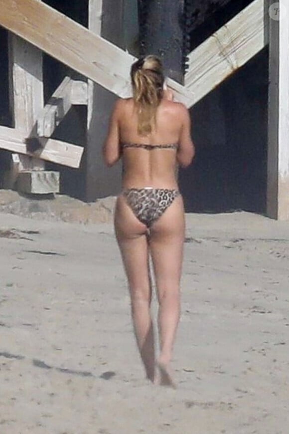 Exclusif - Sofia Richie - Alors que le confinement est imposé pour limiter la propagation de l'épidémie de Coronavirus (Covid-19) Sofia Richie bronze en bikini sur la plage de Malibu le 24 avril 2020.