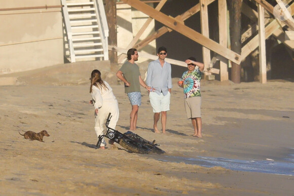 Exclusif - Sofia Richie et son compagnon Scott Disick - Alors que le confinement est imposé pour limiter la propagation de l'épidémie de Coronavirus (Covid-19) Sofia Richie fait une promenade en moto sur la plage de Malibu le 24 avril 2020.