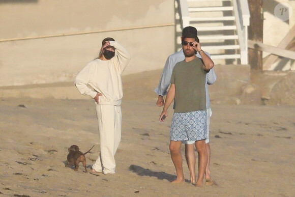 Exclusif - Sofia Richie et son compagnon Scott Disick - Alors que le confinement est imposé pour limiter la propagation de l'épidémie de Coronavirus (Covid-19) Sofia Richie fait une promenade en moto sur la plage de Malibu le 24 avril 2020.