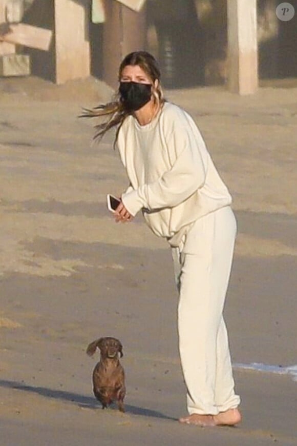 Exclusif - Sofia Richie - Alors que le confinement est imposé pour limiter la propagation de l'épidémie de Coronavirus (Covid-19) Sofia Richie fait une promenade en moto sur la plage de Malibu le 24 avril 2020.