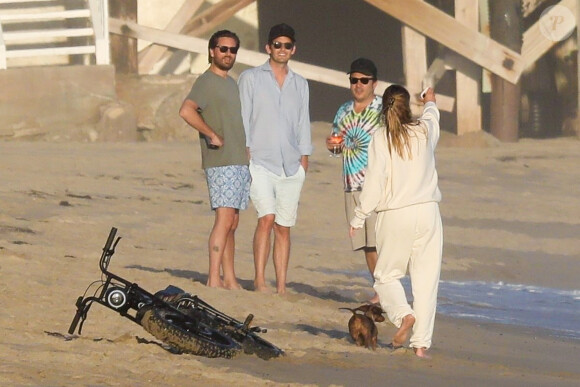 Exclusif - Sofia Richie et son compagnon Scott Disick - Alors que le confinement est imposé pour limiter la propagation de l'épidémie de Coronavirus (Covid-19) Sofia Richie fait une promenade en moto sur la plage de Malibu le 24 avril 2020.