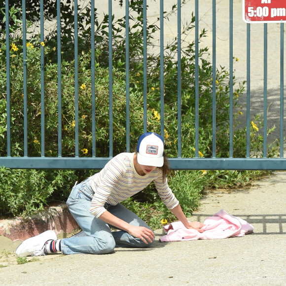 Exclusif - Andie MacDowell et ses filles Margaret et Rainey Qualley partent en randonnée dans un parc fermé en raison de l'épidémie de Coronavirus (Covid-19) à Los Angeles, le 19 avril 2020. Le trio a dû ramper sous une porte verrouillée du parc Audubon Center à Debs Park qui avait des panneaux indiquant qu'il était fermé jusqu'au 30 avril. Rainey portait un pull avec une photo de Kaia Gerber dessus. Ils ont également amené leurs deux chiens pour la randonnée.