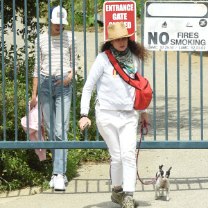 Exclusif - Andie MacDowell et ses filles Margaret et Rainey Qualley partent en randonnée dans un parc fermé en raison de l'épidémie de Coronavirus (Covid-19) à Los Angeles, le 19 avril 2020. Le trio a dû ramper sous une porte verrouillée du parc Audubon Center à Debs Park qui avait des panneaux indiquant qu'il était fermé jusqu'au 30 avril. Rainey portait un pull avec une photo de Kaia Gerber dessus. Ils ont également amené leurs deux chiens pour la randonnée.