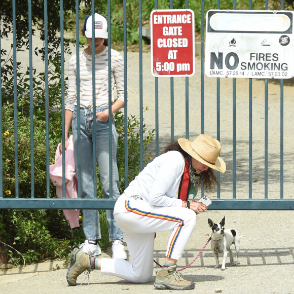 Exclusif - Andie MacDowell et ses filles Margaret et Rainey Qualley partent en randonnée dans un parc fermé en raison de l'épidémie de Coronavirus (Covid-19) à Los Angeles, le 19 avril 2020. Le trio a dû ramper sous une porte verrouillée du parc Audubon Center à Debs Park qui avait des panneaux indiquant qu'il était fermé jusqu'au 30 avril. Rainey portait un pull avec une photo de Kaia Gerber dessus. Ils ont également amené leurs deux chiens pour la randonnée.