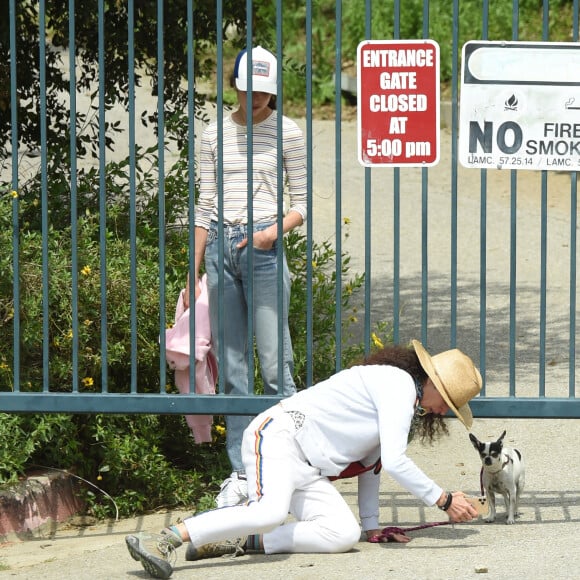 Exclusif - Andie MacDowell et ses filles Margaret et Rainey Qualley partent en randonnée dans un parc fermé en raison de l'épidémie de Coronavirus (Covid-19) à Los Angeles, le 19 avril 2020. Le trio a dû ramper sous une porte verrouillée du parc Audubon Center à Debs Park qui avait des panneaux indiquant qu'il était fermé jusqu'au 30 avril. Rainey portait un pull avec une photo de Kaia Gerber dessus. Ils ont également amené leurs deux chiens pour la randonnée.