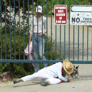 Exclusif - Andie MacDowell et ses filles Margaret et Rainey Qualley partent en randonnée dans un parc fermé en raison de l'épidémie de Coronavirus (Covid-19) à Los Angeles, le 19 avril 2020. Le trio a dû ramper sous une porte verrouillée du parc Audubon Center à Debs Park qui avait des panneaux indiquant qu'il était fermé jusqu'au 30 avril. Rainey portait un pull avec une photo de Kaia Gerber dessus. Ils ont également amené leurs deux chiens pour la randonnée.