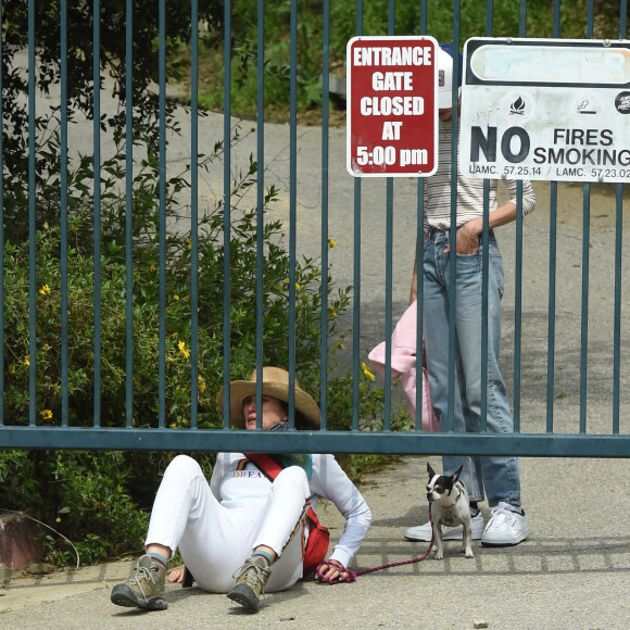 Exclusif - Andie MacDowell et ses filles Margaret et Rainey Qualley partent en randonnée dans un parc fermé en raison de l'épidémie de Coronavirus (Covid-19) à Los Angeles, le 19 avril 2020. Le trio a dû ramper sous une porte verrouillée du parc Audubon Center à Debs Park qui avait des panneaux indiquant qu'il était fermé jusqu'au 30 avril. Rainey portait un pull avec une photo de Kaia Gerber dessus. Ils ont également amené leurs deux chiens pour la randonnée.