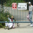 Exclusif - Andie MacDowell et ses filles Margaret et Rainey Qualley partent en randonnée dans un parc fermé en raison de l'épidémie de Coronavirus (Covid-19) à Los Angeles, le 19 avril 2020. Le trio a dû ramper sous une porte verrouillée du parc Audubon Center à Debs Park qui avait des panneaux indiquant qu'il était fermé jusqu'au 30 avril. Rainey portait un pull avec une photo de Kaia Gerber dessus. Ils ont également amené leurs deux chiens pour la randonnée.