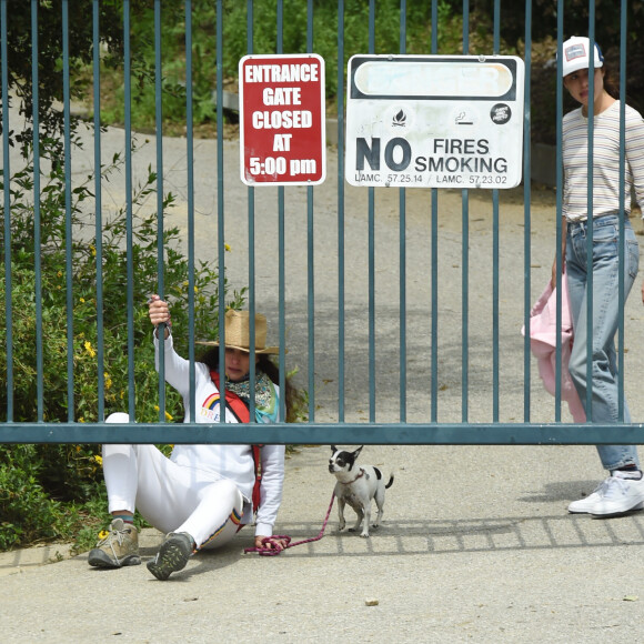 Exclusif - Andie MacDowell et ses filles Margaret et Rainey Qualley partent en randonnée dans un parc fermé en raison de l'épidémie de Coronavirus (Covid-19) à Los Angeles, le 19 avril 2020. Le trio a dû ramper sous une porte verrouillée du parc Audubon Center à Debs Park qui avait des panneaux indiquant qu'il était fermé jusqu'au 30 avril. Rainey portait un pull avec une photo de Kaia Gerber dessus. Ils ont également amené leurs deux chiens pour la randonnée.