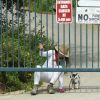 Exclusif - Andie MacDowell et ses filles Margaret et Rainey Qualley partent en randonnée dans un parc fermé en raison de l'épidémie de Coronavirus (Covid-19) à Los Angeles, le 19 avril 2020. Le trio a dû ramper sous une porte verrouillée du parc Audubon Center à Debs Park qui avait des panneaux indiquant qu'il était fermé jusqu'au 30 avril. Rainey portait un pull avec une photo de Kaia Gerber dessus. Ils ont également amené leurs deux chiens pour la randonnée.