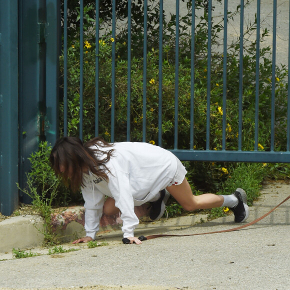 Exclusif - Andie MacDowell et ses filles Margaret et Rainey Qualley partent en randonnée dans un parc fermé en raison de l'épidémie de Coronavirus (Covid-19) à Los Angeles, le 19 avril 2020. Le trio a dû ramper sous une porte verrouillée du parc Audubon Center à Debs Park qui avait des panneaux indiquant qu'il était fermé jusqu'au 30 avril. Rainey portait un pull avec une photo de Kaia Gerber dessus. Ils ont également amené leurs deux chiens pour la randonnée.